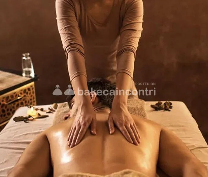 Massaggiatore effettua Massaggio ai piedi, escort Prato