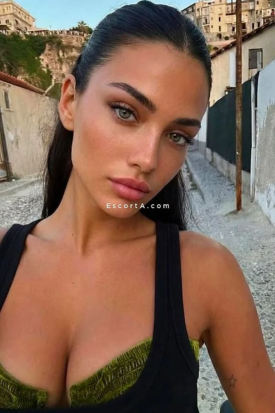 Perlla, escort Genova